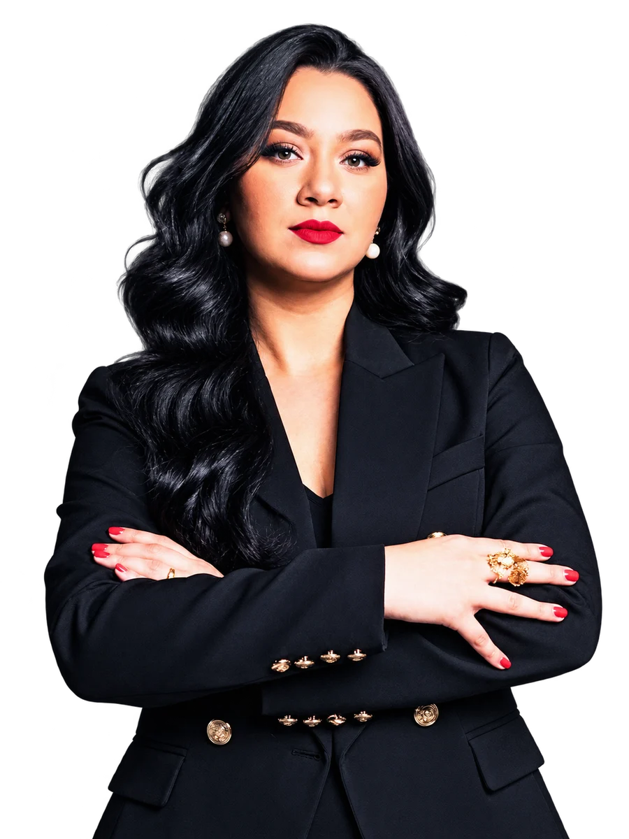 Ruth Aryane de blazer preto, braços cruzados