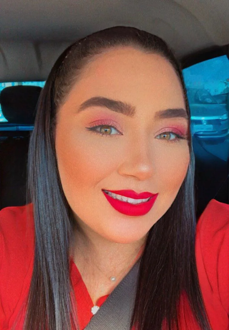 Ruth Aryane em selfie, de batom vermelho